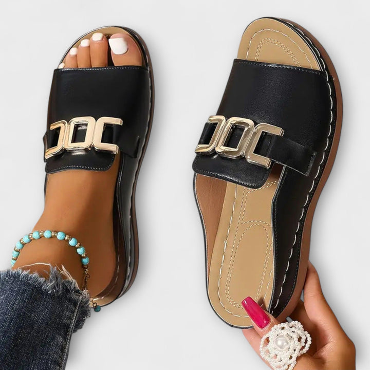 Tinsley – Sandály na klínku s přezkou