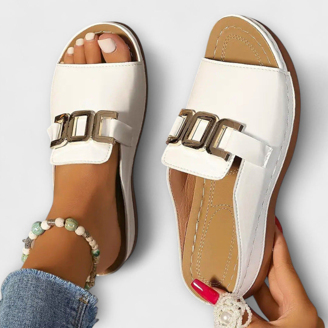 Tinsley – Sandály na klínku s přezkou